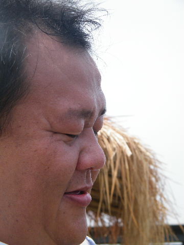สังเกตุสีหน้าครับเริ่มมีเม็ดเหงื่อแล้วครับ :laughing: