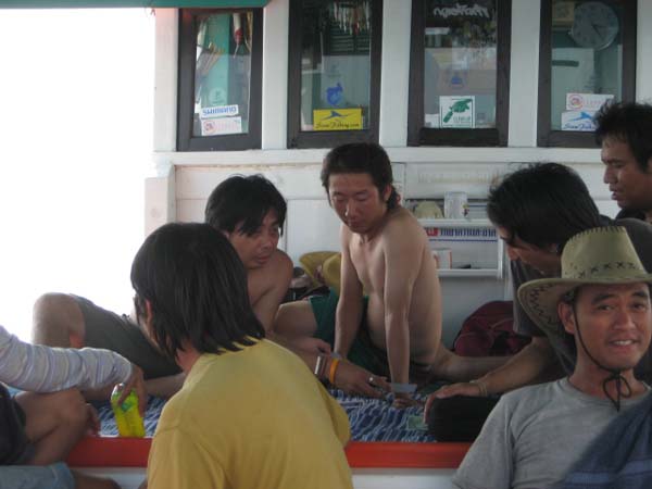 ทำอะไรกันนั่งล้อมวง  :laughing: :laughing: :laughing: