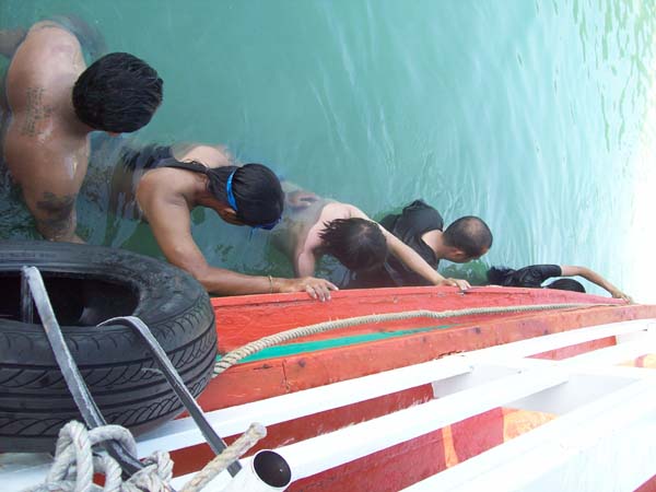 ลากันภาพนี้ครับ "ช่วยกันเข็นหน่อยเรือสตาร์ไม่ติด"  :laughing: :laughing: :laughing: