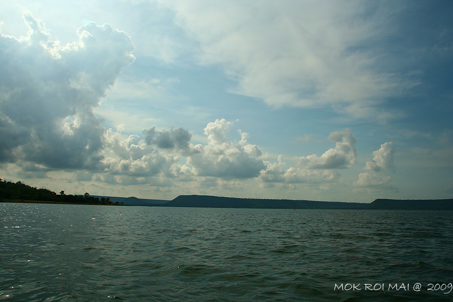 นี่เลยครับ ลำแซะ ในอ่างมีเรือลงไปก่อนแล้วเกือบ สี่สิบลำ... :tongue: