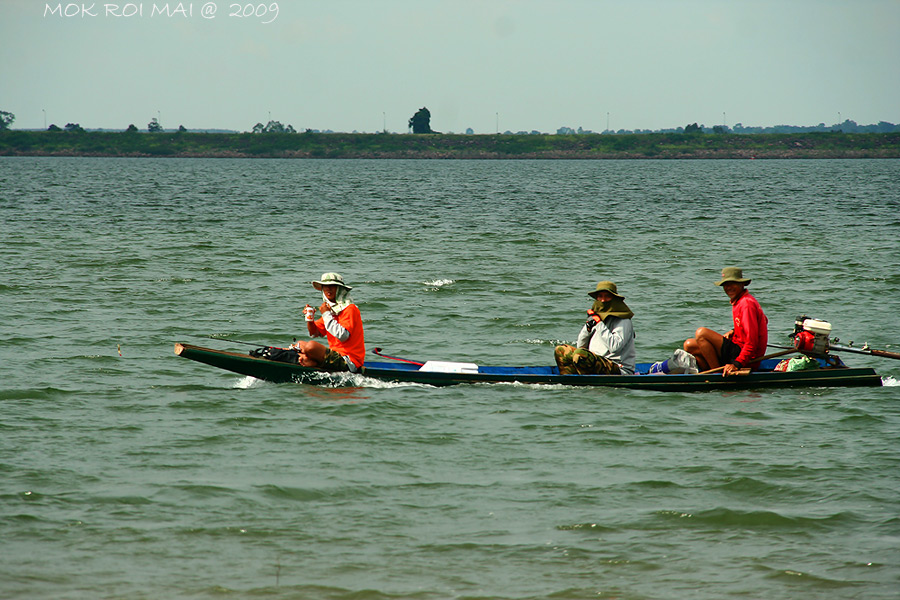 น้าเรือลำนี้ขับสวนกันในมือถือมาม่าหรือเปล่าไม่รู้ :laughing:..แต่ก็มีท่าทางมุ่งมั่นมากครับ