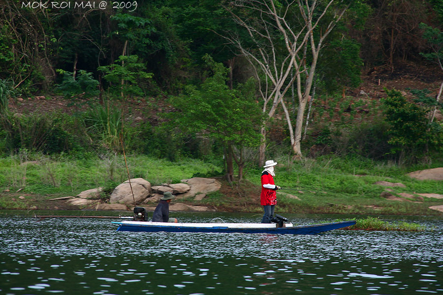 น้าคนนี้ลอยเรือไปตามองไป