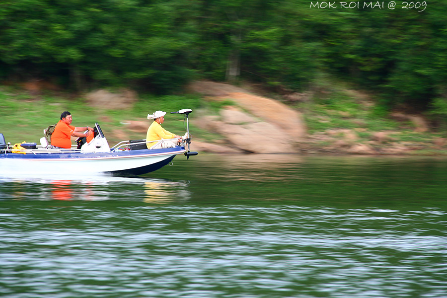 เรือเร็วลำนี้ไม่ยอมเสียเวลาต้องรีบไปเข้าหมายที่เล็งไว้...ก่อนคนอื่น 