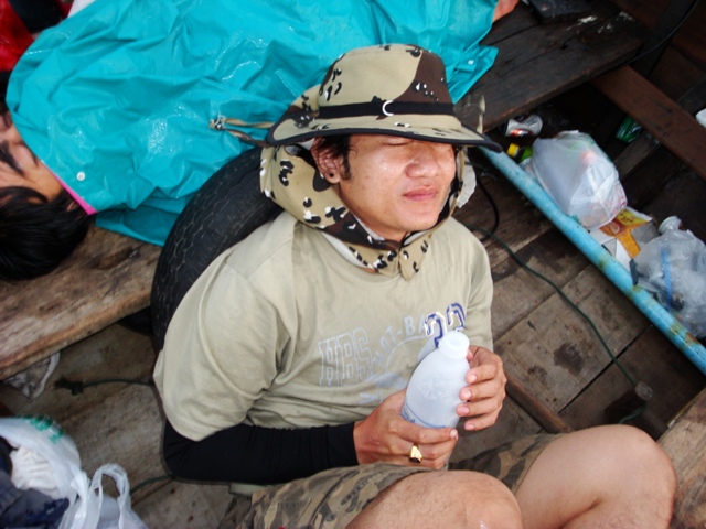 ครับนายตุ๊คนนี้ เค้าทั้งนั่งยาง นอนยางตลอด  อยู่ไม่ห่างจากยางวงนี้เลย กะว่าผมจะเผ่ามันอยู่แล้ว แต่หา