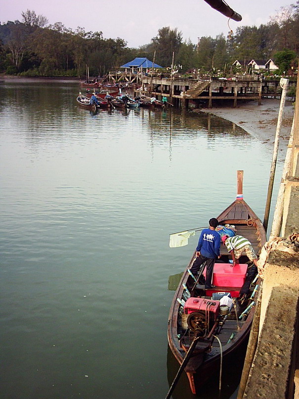 บรรยากาศยามเช้า สดชื่นดีแท้....
ไต๋เรือ ขับเรือมาตามเวลานัดเลยครับ 6 โมงกว่าๆ  :smile: :smile: