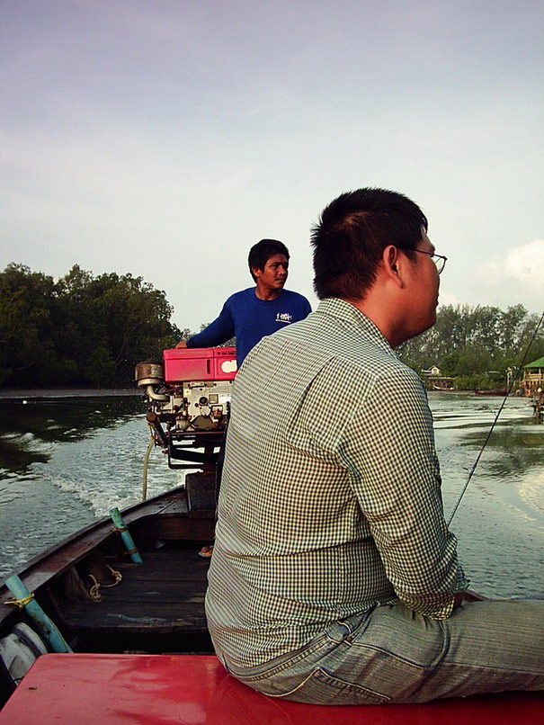 ออกเรือแล้วครับ.. งานนี้ ไต๋คนเดิม หนุ่มแน่น ไฟแรง สุดขยัน 
บังเลาะห์ครับ  :smile: :smile: :smile: