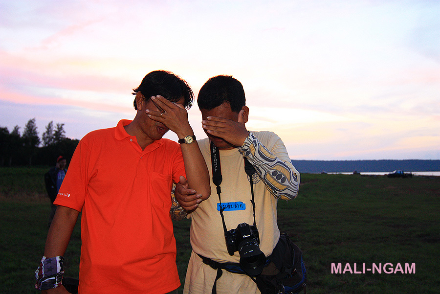ถามหาปลา................เขาก็ทำท่าแบบนี้ ครับ

ลำบาก น๊า.........ลำแชะ   :laughing: