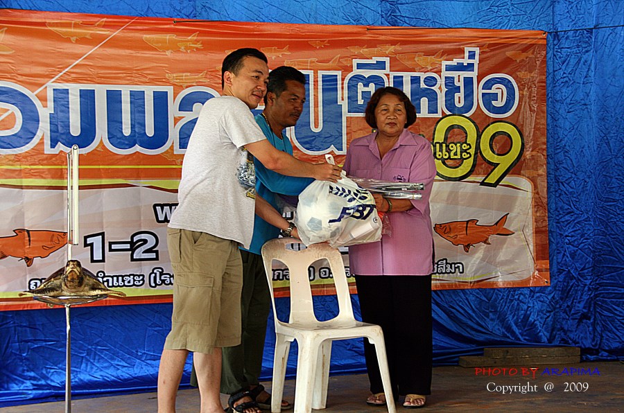  :grin: :grin:  น้าเว็ปมอบอุปกรณ์กีฬาให้กับทางตัวแทนของโรงเรียนครับ   :love: :love: