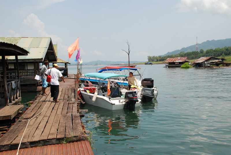 เรือที่มารอตรวจเช็คครับ :grin: