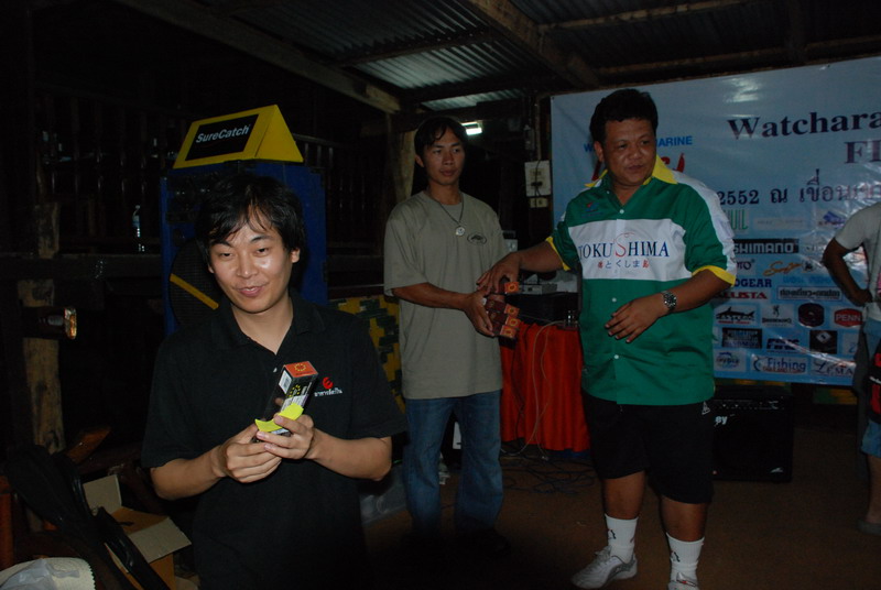 ระหว่างรอเลานเกมส์ก็แจกไปเรื่อย :grin: