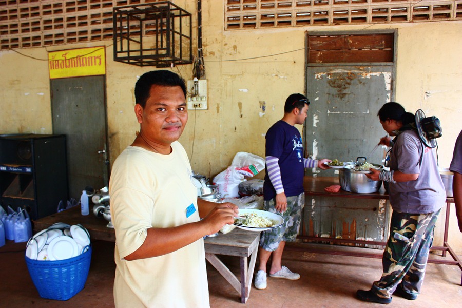 ก่อนลงเรือก็ต้องเติมพลังกันครับ :cheer: :cheer: