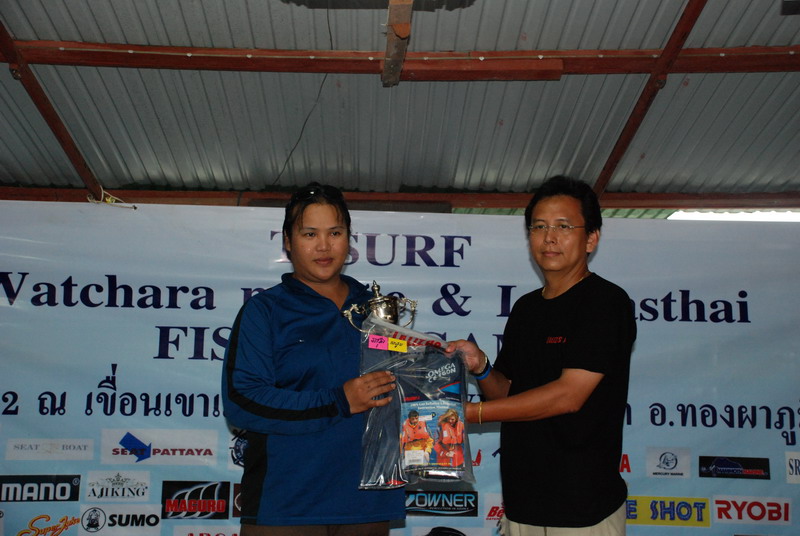 มอบถ้วยรางวัล โดย คุณ ผศิน ผู้จัดการทั่วไป บ. ลาลิซัสไทย
รับ เสื้อชูชีพ รุ่น โอเมก้า 1ตัว 
สนับสนุ