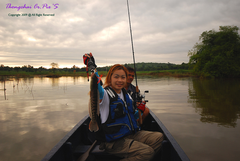 สักพักก็โดน จนได้ตามมาชาร์จเหยื่อ ข้างเรือ ไม่ถึงเมตร ทำเอาตกใจหมดเลยครับ :cheer: :cheer: :cheer: