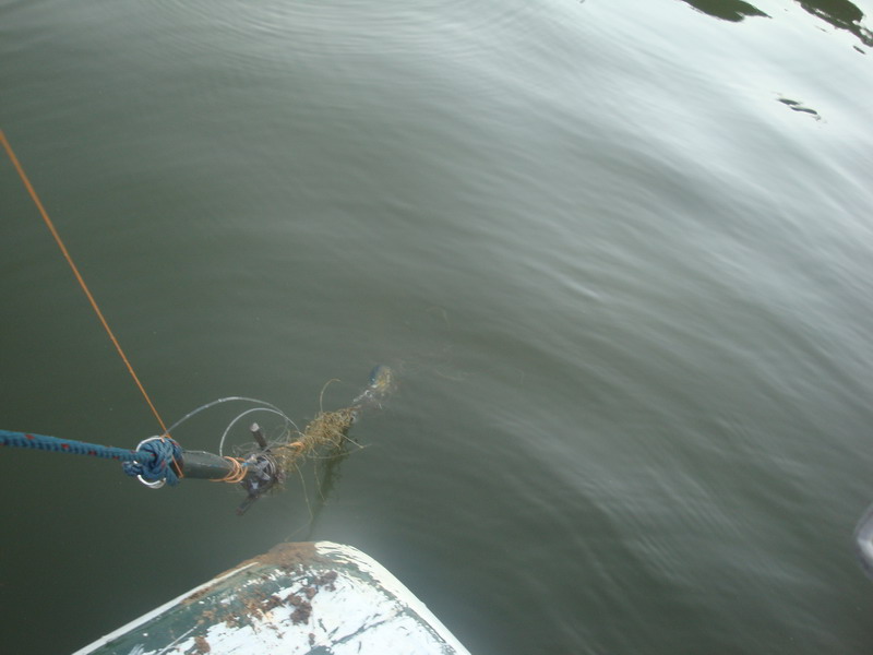 หลังจากดึงๆ ขยับๆ ถอยเรือข้ามจุด ทุกเทคนิค ก็ไม่หลุดแล้ว หย่อนเจ้า RESCUE ลงไป สัญญาณตอบกลับมาว่า ข้
