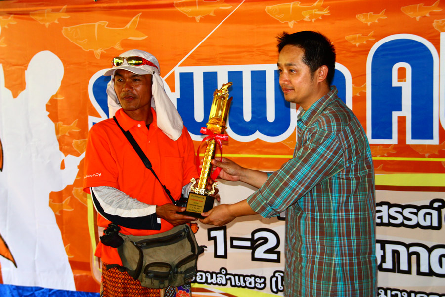 น้าธงชัย....แชมป์ปลาแปลก....
ท่านประธานบอก...หายาก หาเย็น....ปลาช่อนลำแชะ...
แต่น้าธงชัยก้อยังอุส่