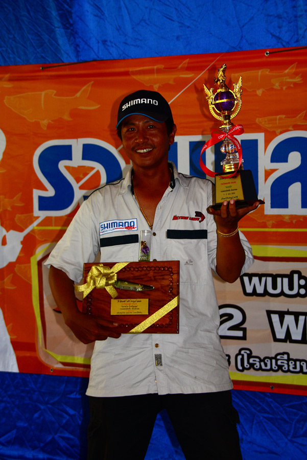 ปิดฉากด้วยรูปคนหล่อประจำงานลำแชะ....
น้าโม่ง หัวหน้าทีม แอ๊คชั่นลัวร์.....ฝีมือจริงๆ...
เป็นดังสโล