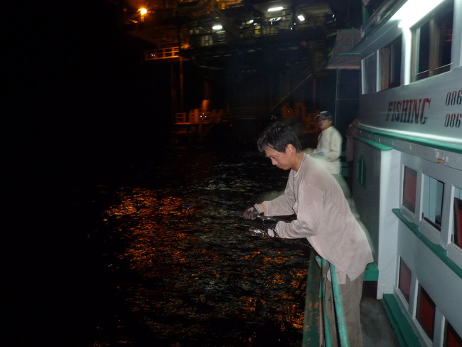 หันไปดู น้าโป้ 007 ที่ข้างเรือ กำลังจิ