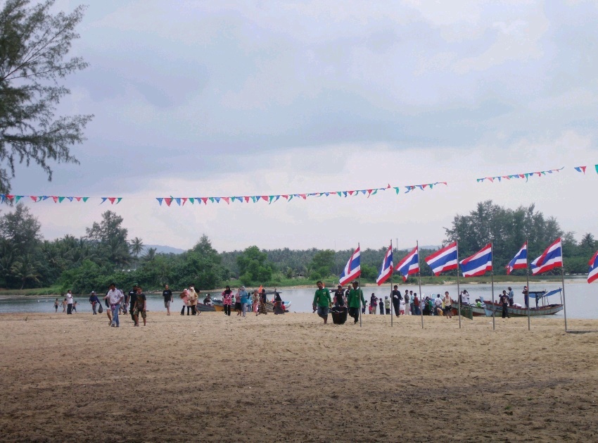  ปลาที่นักกีฬาตกได้จะมีจนท.เข้าไปรับถึงเรือครับ เพื่จะนำไปชั่งด้วยตาชั่ง ดิจิตอล ครับ