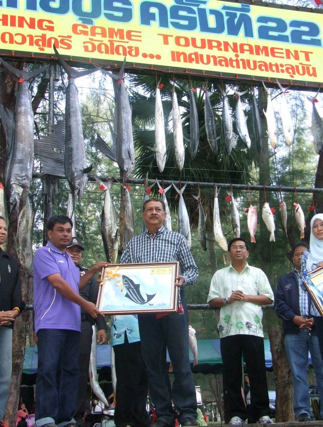 รางวัลชนะเลิศปลาช่อนทะเล
คุณประกิต คงมณี จาก ทีม จารีมิตร์ น้ำหนัก 10.50 กก.