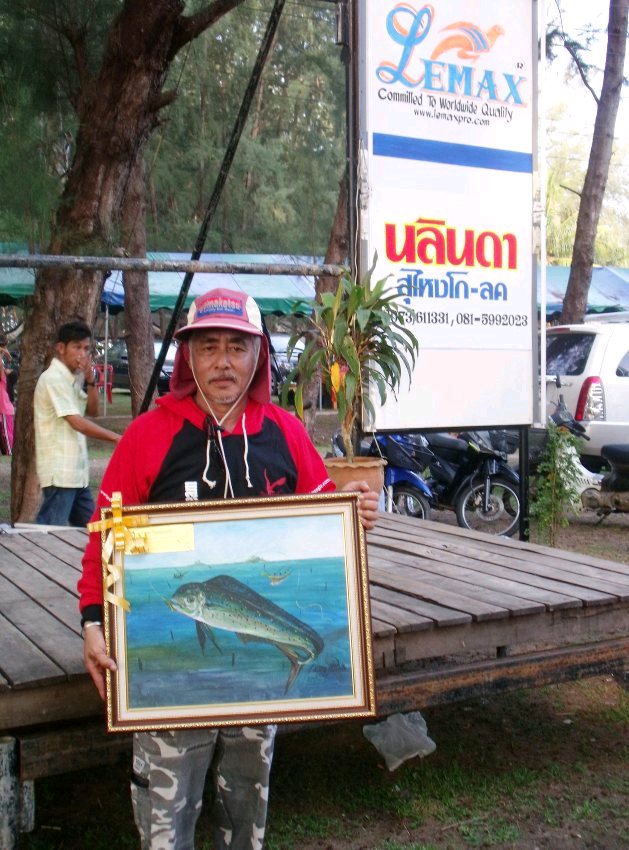  คุณต่อศักดิ์ คณานุรักษ์ ประธานชมรมส่งเสริมกีฬาตกปลาเทศบาลเมือง จ.ปัตตานี ในปีนี้สนับสนุนนักกีฬาของจ