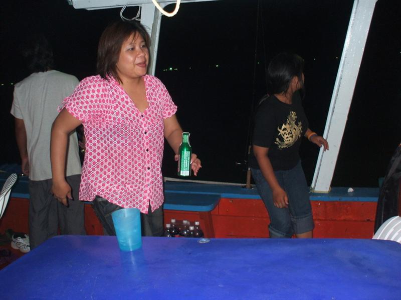 พออิ่มได้ที ก็เดินป่วนไปรอบเรือเพร้อมกับถือขวดยาลดกรดในกระเพาะอาหาร  :laughing: :laughing: :laughing
