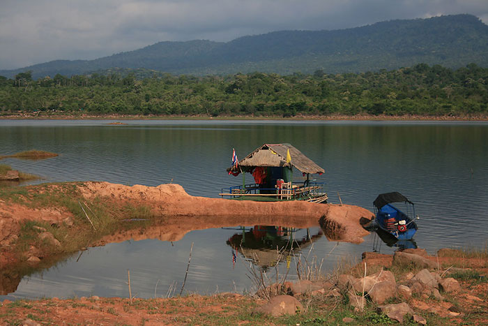 มีแพรับจ้าง และ เรือ เห็นมีคนออกไปตกปลาเหมือนกัน