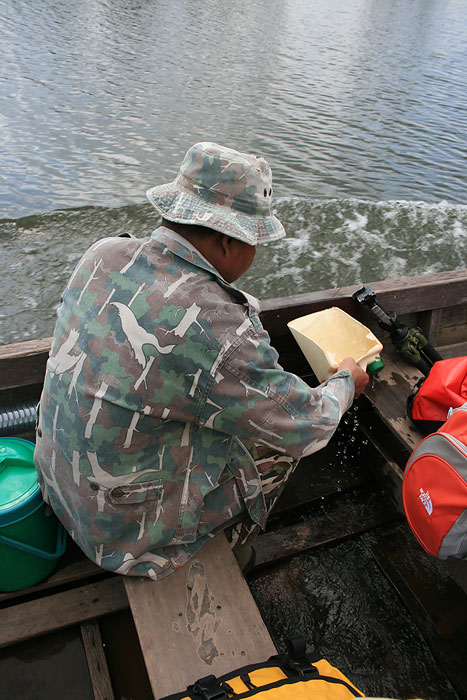 วิดน้ำและประคองเรือกลับเข้าฝั่ง