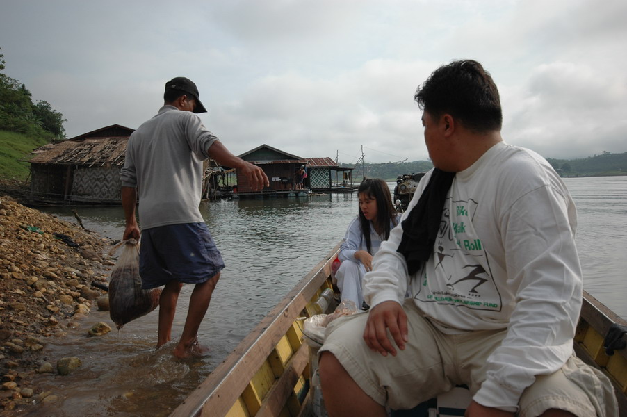 เตรียมเหยื่อขึ้นเรือครับ