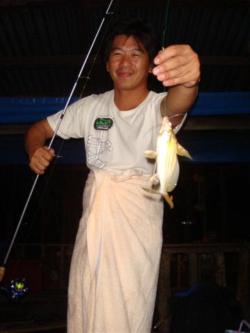 พี่ต่ออาบน้ำให้เสร็จก่อนก็ได้
ปลาหลุดอะไม่กลัว กลัวผ้าหลุด
555+ :grin: :laughing: