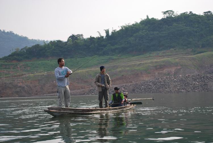 จองเรือไว้สองลำครับ  มาดูกันครับว่าใครพกจอบมาด้วย