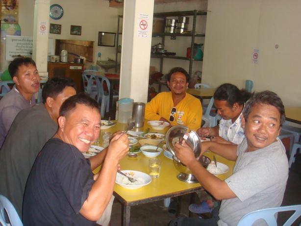 กินข้าวเที่ยง ที่ร้านซูฮาน่า  ร้านเพื่อนนักตกปลา ตรงข้ามมัสยิดกลางสตูล  ใกล้ๆร้านโกอั๋น...โกอั๋นก็เล