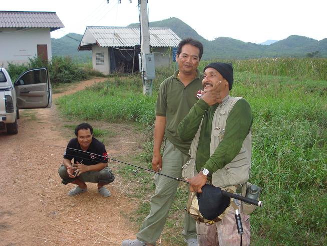 ช่วยดูหน่อยครับว่าใครจะหล่อกว่ากัน ระหว่างพี่นัส VS ลุงตู่ :laughing: :laughing: :laughing: