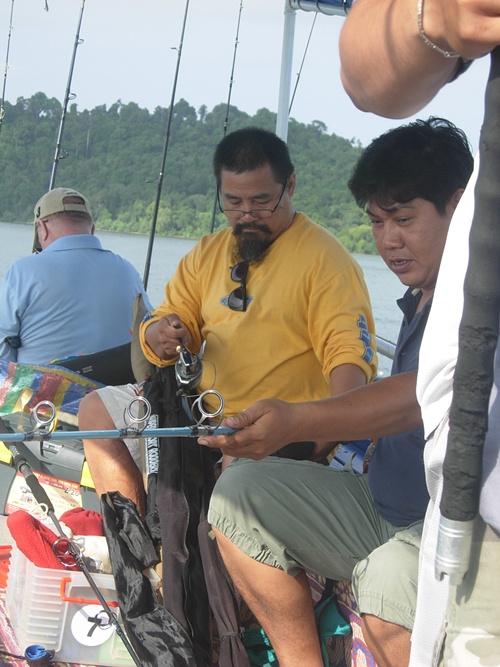  :grin: ลงเรือกันเรียบร้อย ขนของเส็รจ เร