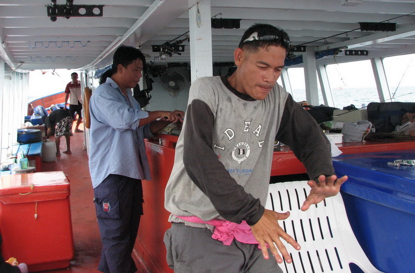 เผาลุงอีกหนึ่งช็อต  :laughing: :laughing:
มาเบรคแด๊นซ์กลางทะเล :laughing: :laughing: