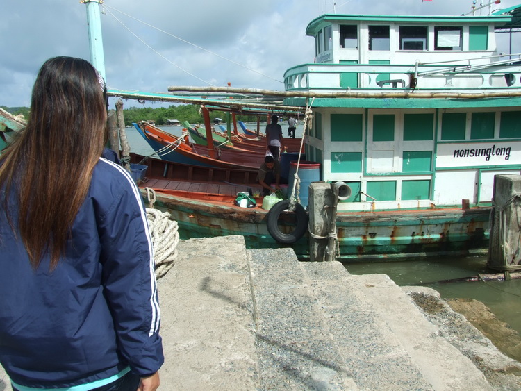 ผมมาถึงเรือแล้วรอค่อยเรือด้วยความหวัง  และน้าๆๆที่ตามหลังผมจะพาไปกะผมด้วยครับ