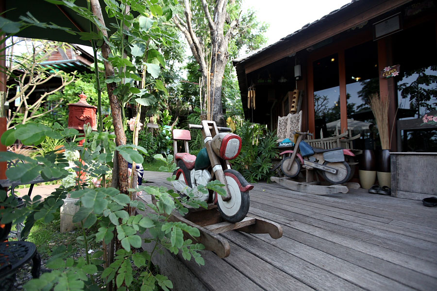 ม้าโยกเป็นรูปมอเตอร์ไซทำจากไม้เเกะสลัก  :grin: