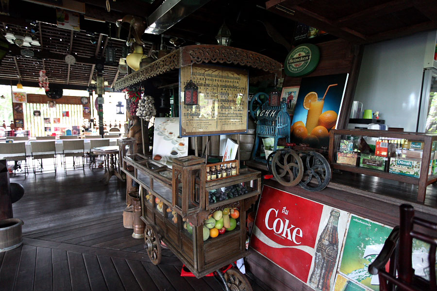 รถกาแฟโบราณครับ

อันนี้ผมชอบมากครับ ตั้งแต่เกิดมาก็เพิ่งเคยเห็นนี่แหละครับ เพราะอายุมากกว่าผมเยอะม