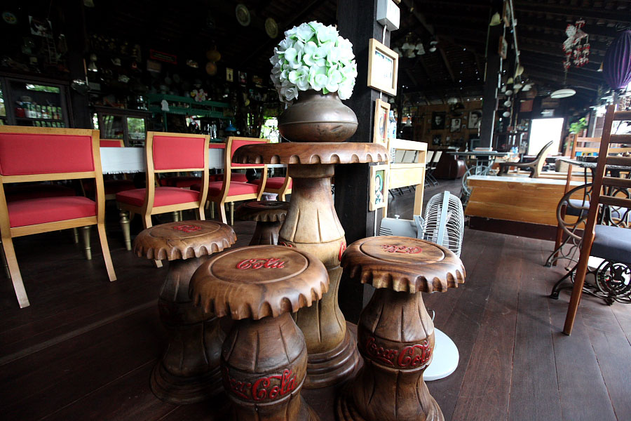 โต๊ะโค้กครับ  นั่งกินอาหารร้านนี้ ได้นั่งโต๊ะสวยๆด้วยครับ 