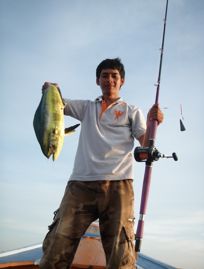 เรานัดเจอกันที่ท่าเรือปากเมง จ.ตรัง เพื่อลงเรือ ทริปนี้ประกอบด้วย นายออย  หลวงตอง พี่ชายนายออย  และผ