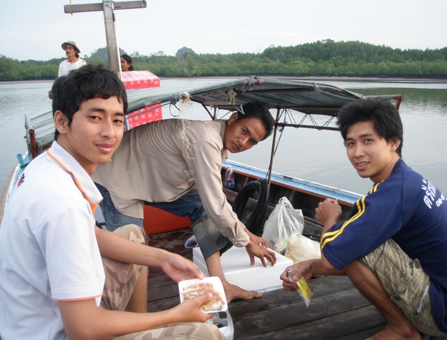 กำ  ลงรูปซ้ำซะงั้น  เอาใหม่ๆ

เรานัดเจอกันที่ท่าเรือปากเมง จ.ตรัง เพื่อลงเรือ ทริปนี้ประกอบด้วย นา