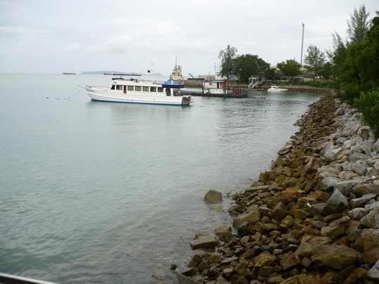 ด้านขวา มองเห็นท่าเรือน้ำลึก บริเวณแนวหิน น่าตีเหยื่อปลอมมากๆ ช่วงเย็น มีปลาสากเข้ามาไล่กินลูกปลาเล็