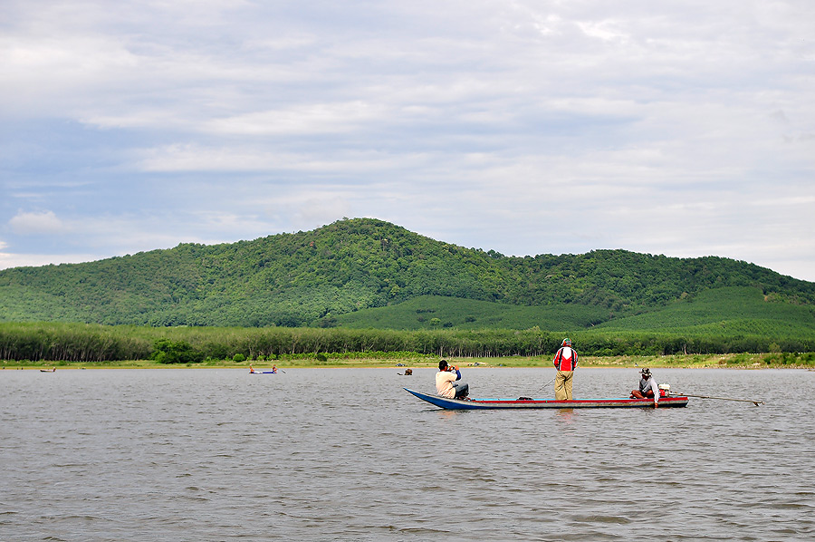 ห่างเรือมาแป๊บเดียว โอ้ววววววววววววว น้าโก๋ ซัดมาอีกตัว อะไร จะกินดีปานนี้ เอิ้กๆๆๆๆๆๆๆๆๆๆๆๆๆๆๆๆๆ :l