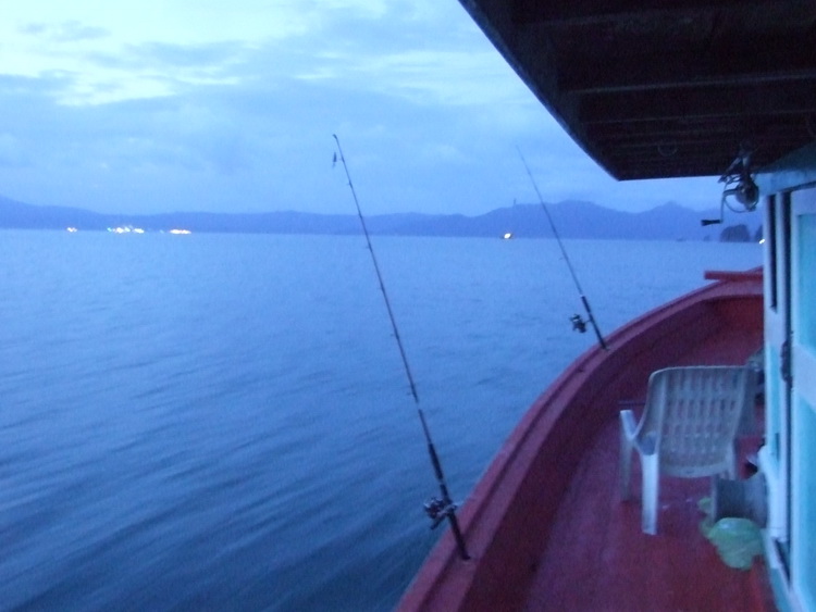 ก่อนทีจะเดินทางไปหาปลาหลังเขียว  มาเป็นเหยื่อปลาสีเสียดที่หมายเกาะรังนก ในคืนนี้เราได้สากหรือน้ำดอกไ