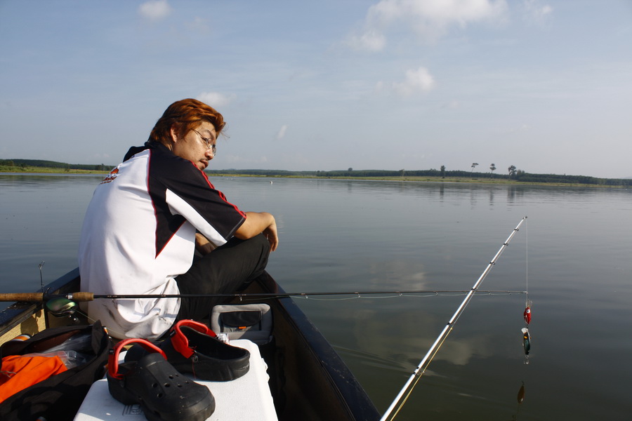 หลังจากนั่งดูปลาจิบรอบเรือพึ่บพั่บ เหวี่ยงไปเรื่อยๆ แต่มันก็ไม่กินซักกะที

มันก็ขึ้นน้ำไม่หยุด...เ