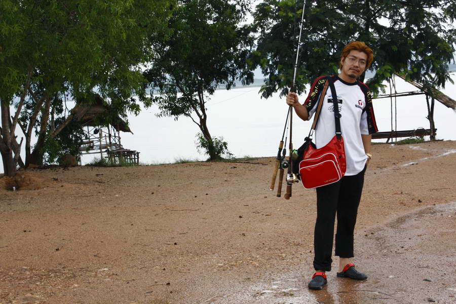 เข้าไปนั่งดริงค์ต่อที่บ้านเจ้าของร้านอาหาร ริมเขื่อน

จับยามสามตา ดุฟ้าดูฝน เมื่อได้เวลาจะ 5 โมงเย