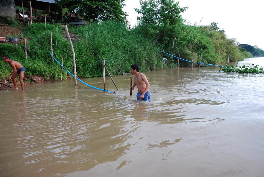 สวัสดีน้าใบหม่อน น้าเล็กสายลม

พอปัญหาดูจะเข้าที่เข้าทางลุงแกก็เอ่ยขึ้นมาว้า "พอแล้วไอ้หนูที่เหลื