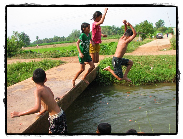 เด็กๆเล่นน้ำด้วยความสนุกสนาน 

ชีวิตของเด็ก ช่างสบายจริงๆ ไม่เดือดร้อนใดๆทั้งสิ้น