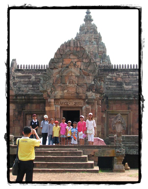 บริเวณทางเข้าปราสาท 


ซึ่งเคยมีข่าว ว่า มีคนมาทำลายวัตถุโบราณที่นี่มาแล้ว


