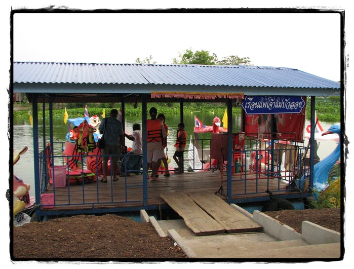 กลับจาก พนมรุ้ง แวะมานั่งเล่น ที่ หน้าบ้าน ซึ่ง มีบริการ เรือถีบ อยู่ แวะ ซะหน่อยก็ดี ใหนๆก็อยู่ใกล้