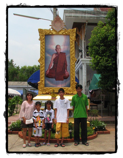 มาถึงยโสธร แวะมา กราบเคารพศพ หลวงตาพวง สุขินทริโย (ศิษย์หลวงปู่มั่น)พระอริยเจ้าแห่งลุ่มน้ำชี 

ที่